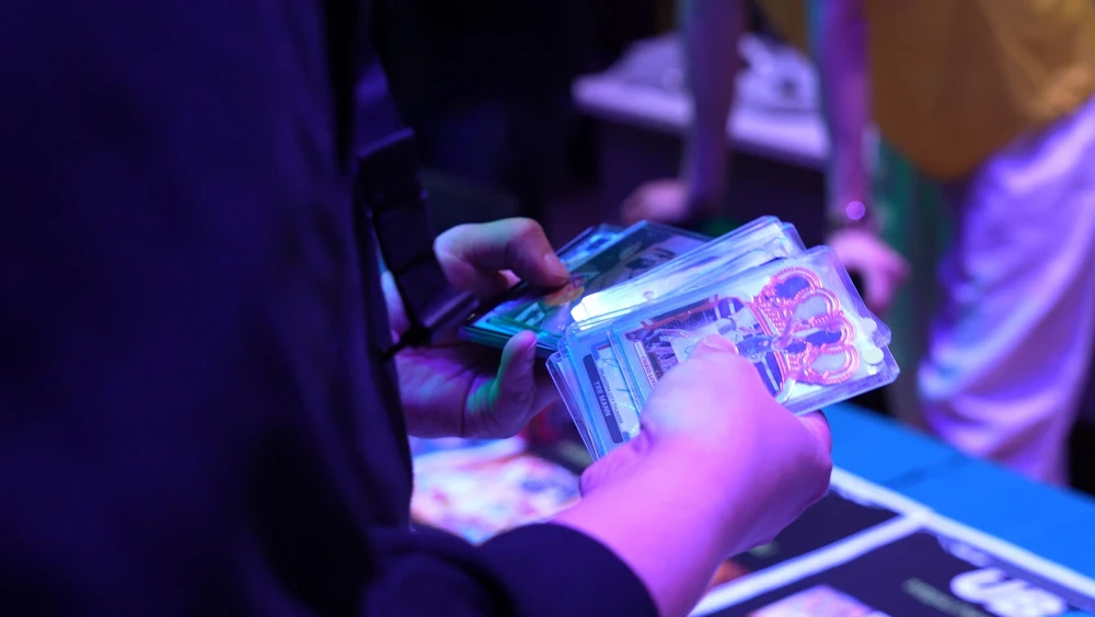 Partecipanti che si mostrano le carte a SPORTSCARD CONNECT #4.