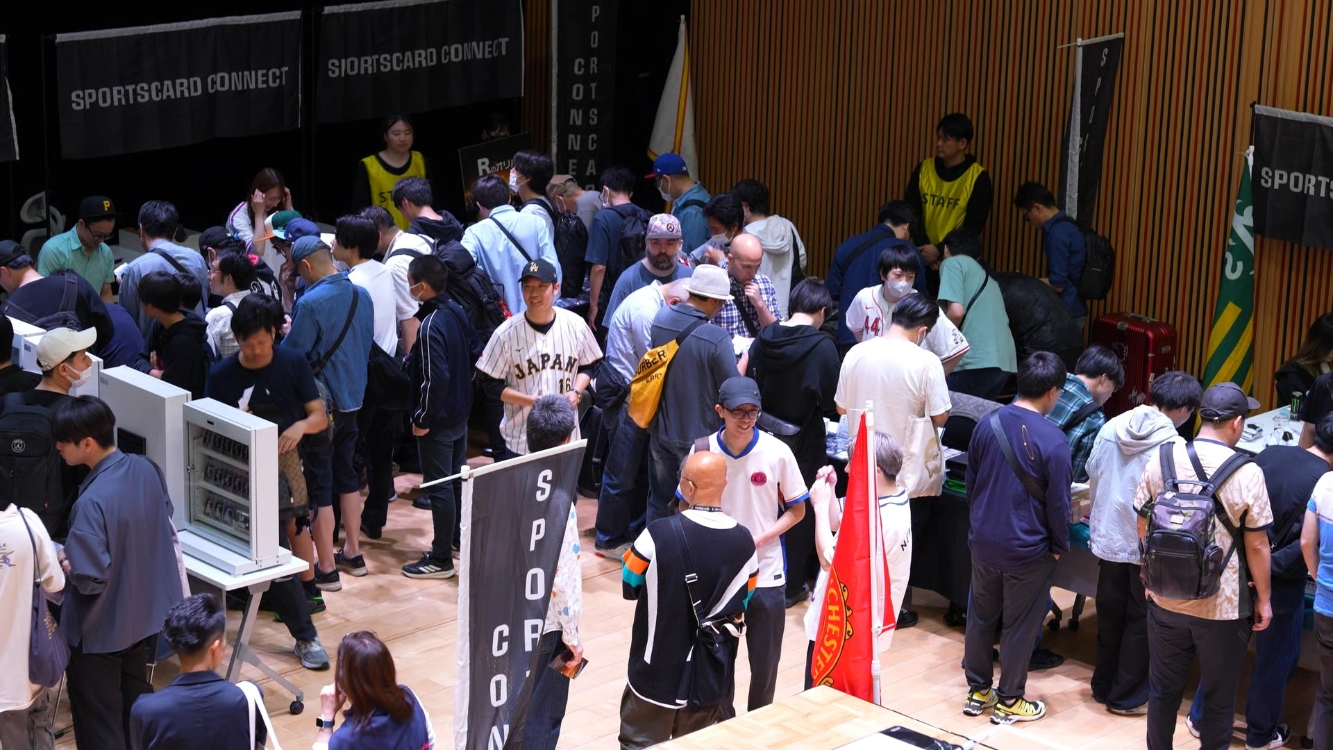SPORTSCARD CONNECT第4回。来場者でにぎわう会場の全景。