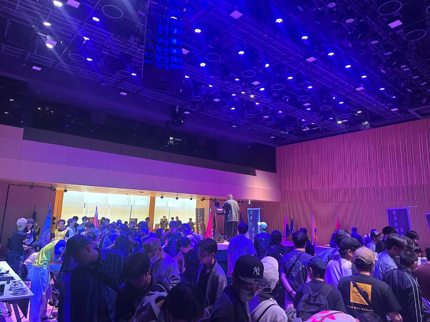 Visitatori al Kanda Myoujin Hall durante SPORTSCARD CONNECT #4.
