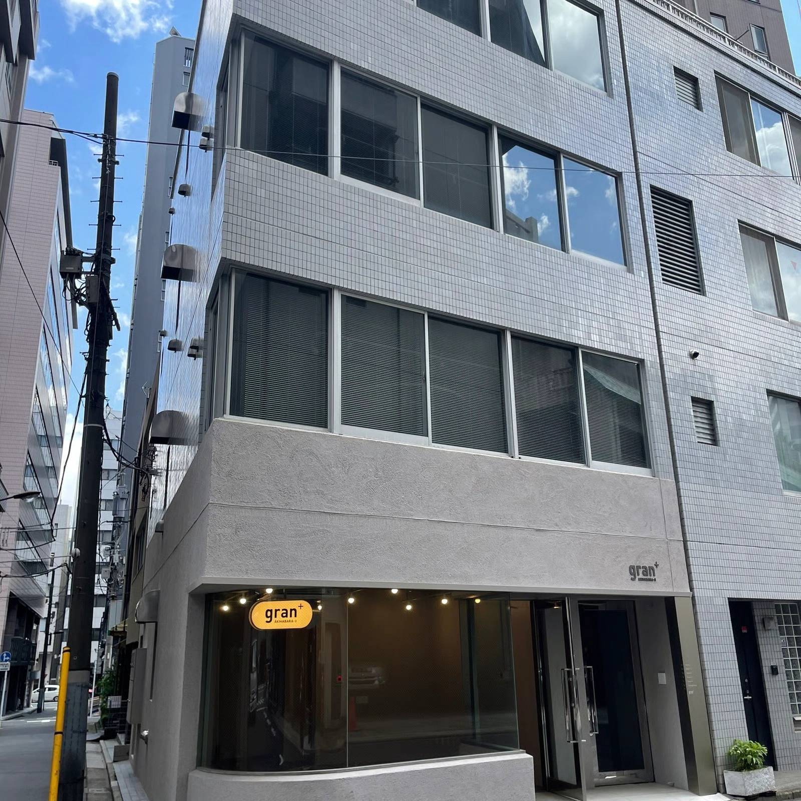 TRADE BASEのあるgran＋秋葉原Ⅱの建物と1階入口。
