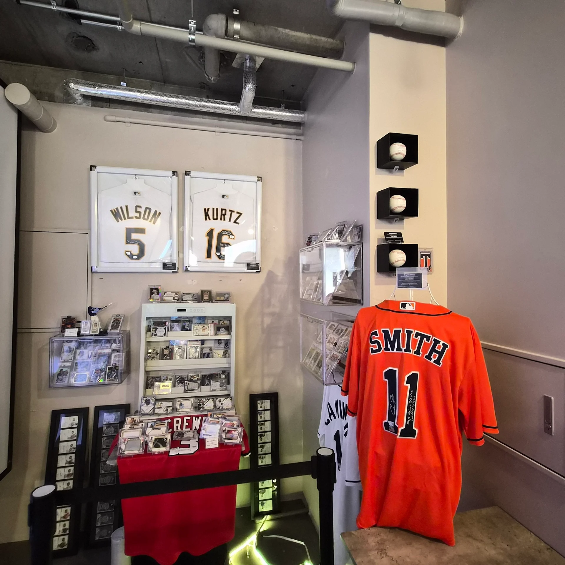 SPORTSCARD CONNECT第3回当時の店内。ユニフォームとカードの展示。